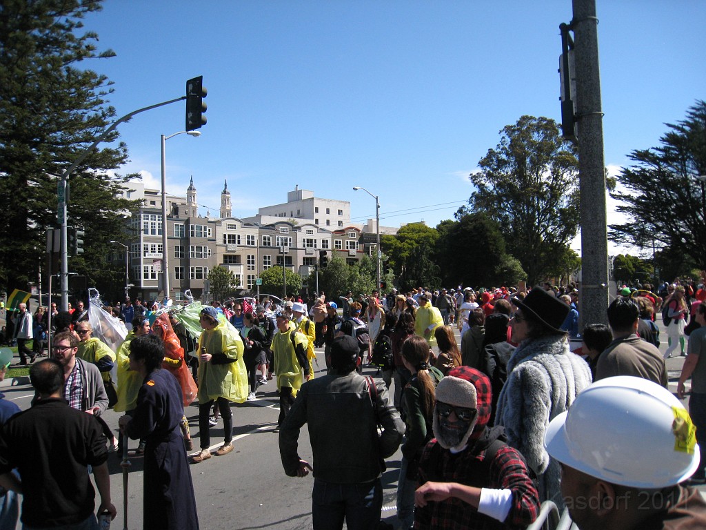 2011 Bay to Breakers Sunday 0755.JPG - I was able to participate in the 2011, 100th anniversary of the San Francisco Bay to Breakers 12K race. A great weekend for sight seeing and racing.